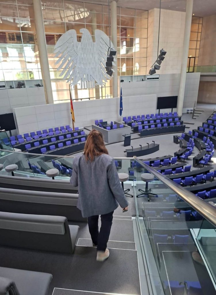 Blick von der Zuschauertribüne in den Plenarsaal des Deutschen Bundestags im Reichstagsgebäude in Berlin