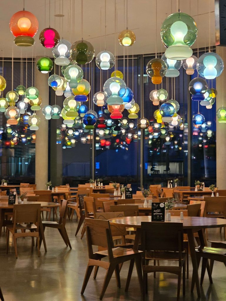 Bundestagskantine im Paul-Löbe-Haus mit bunten Designerleuchten