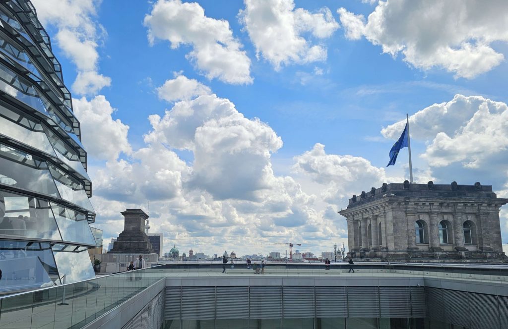 Dachterrasse des Reichstags in Berlin mit Glaskuppel, historischem Reichstagsturm und Blick über die Berliner Skyline