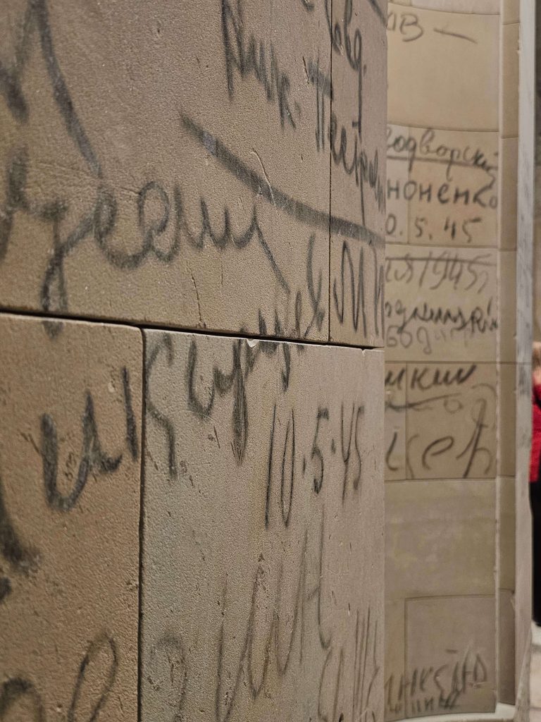 Detailansicht erhaltener kyrillischer Graffiti sowjetischer Soldaten im Reichstagsgebäude in Berlin
