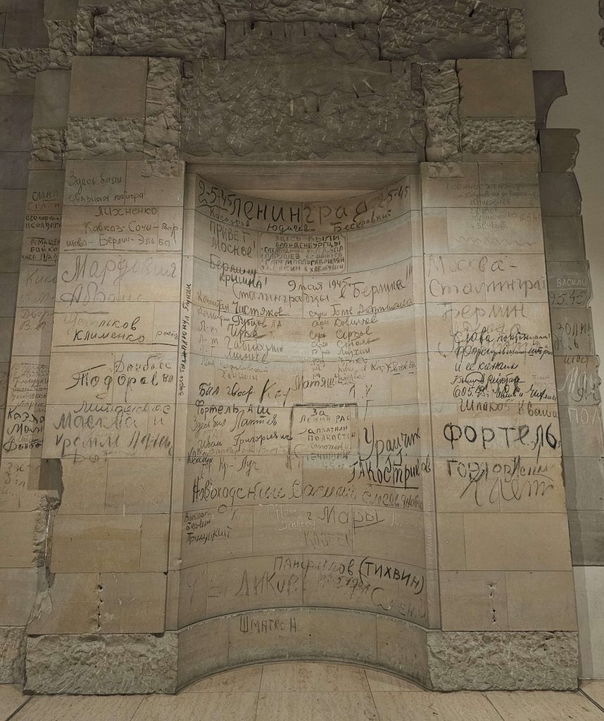 Erhaltene kyrillische Graffiti sowjetischer Soldaten aus dem Jahr 1945 im Reichstagsgebäude in Berlin