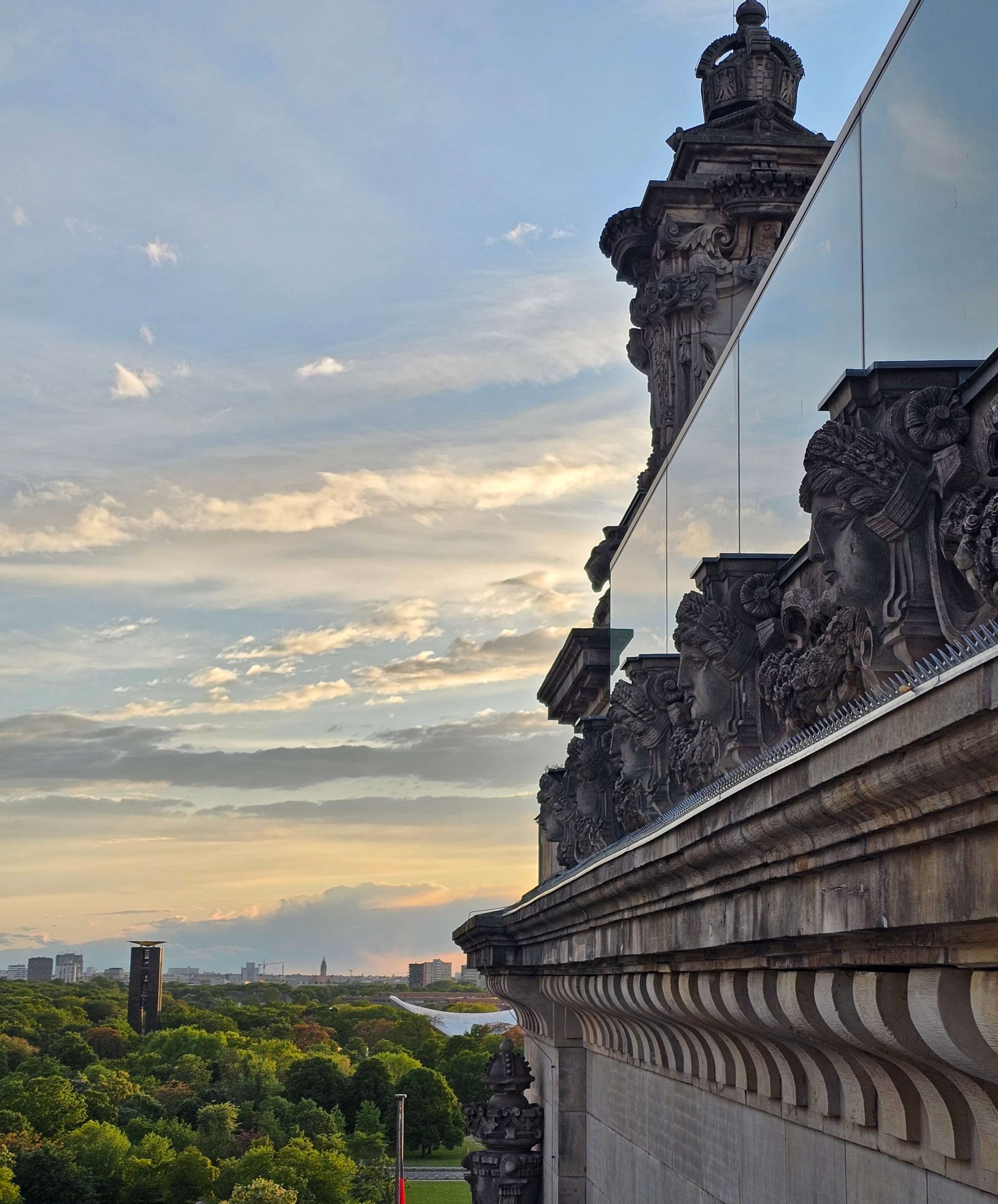 Historische Skulpturen am Reichstagsgebäude mit Blick über den Tiergarten von der Dachterrasse des Reichstags in Berlin
