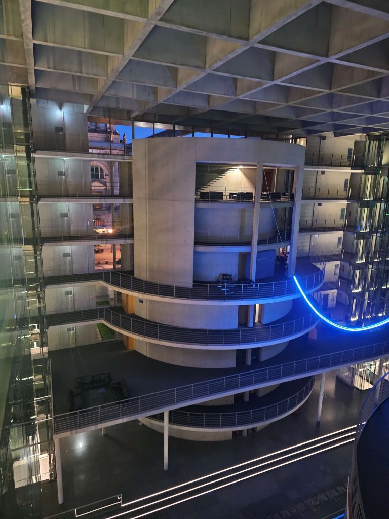 Moderne Innenarchitektur des Paul-Löbe-Hauses mit Rundbauten und Lichtinstallation
