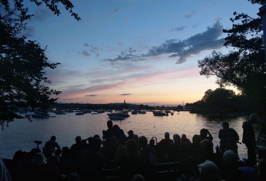 Besucher an einem kostenlosen Aussichtspunkt an der Schmugglerbucht in Konstanz kurz vor dem Seenachtsfest-Feuerwerk