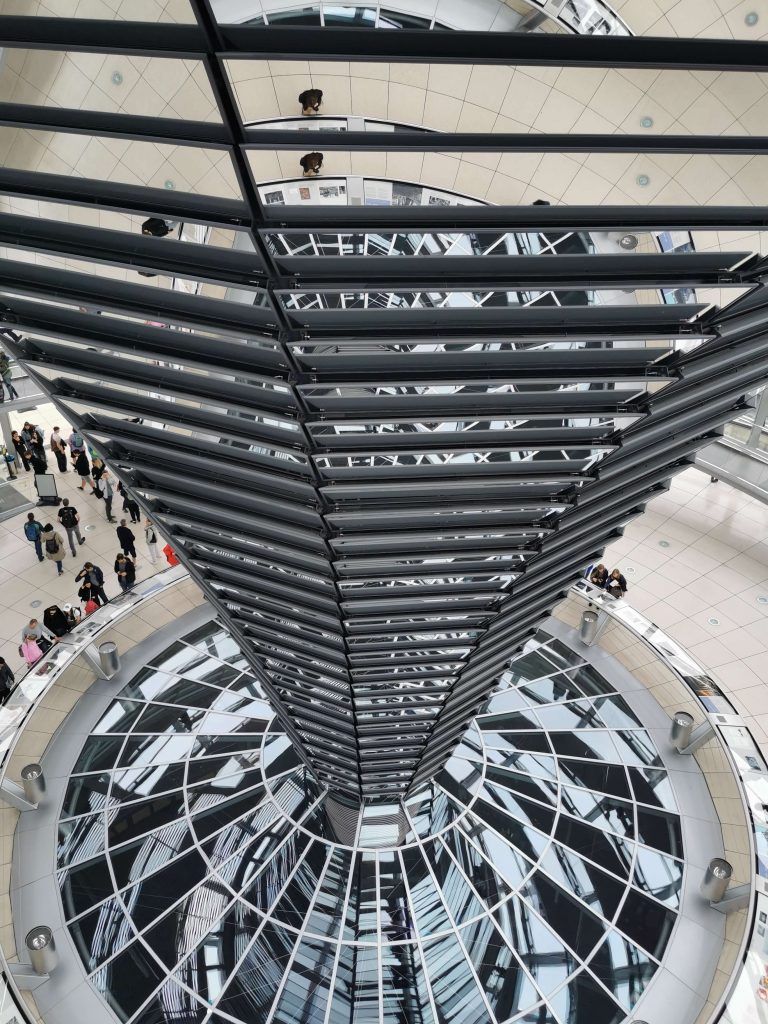 Blick auf den Lichttrichter der Reichstagskuppel im Reichstagsgebäude in Berlin