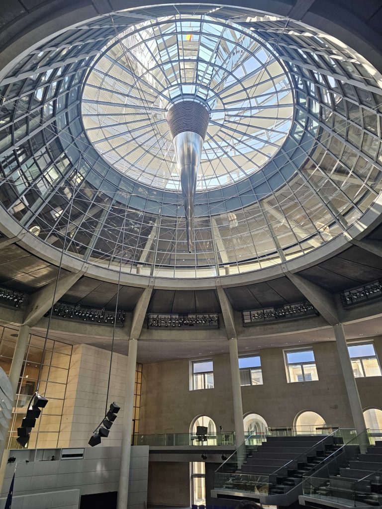 Blick vom Plenarsaal des Deutschen Bundestags auf den Lichttrichter der Reichstagskuppel in Berlin
