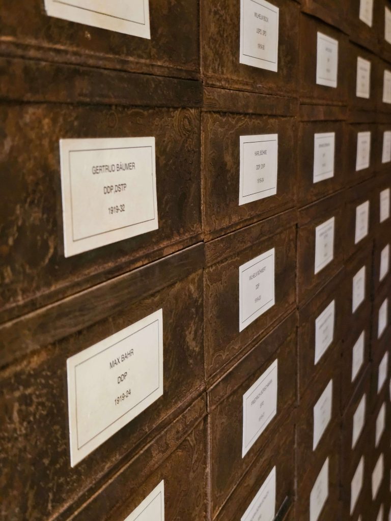 Namensschild der Frauenrechtlerin Gertrud Bäumer im Kunstwerk Archiv der Deutschen Abgeordneten in Berlin