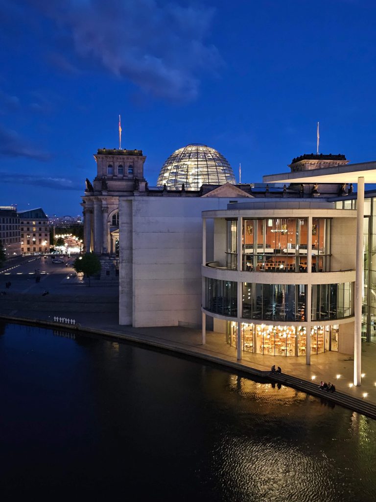 Beleuchtete Reichstagskuppel und Paul-Löbe-Haus in der blauen Stunde im Berliner Regierungsviertel