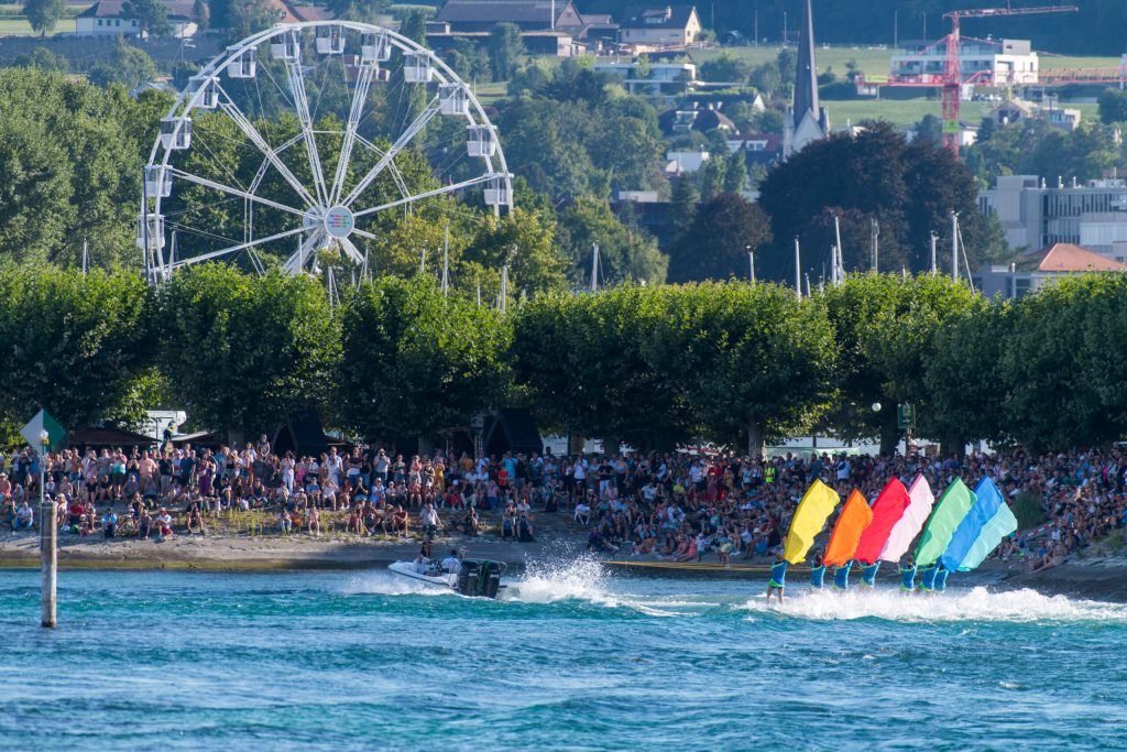 Wassersportshow vor zahlreichen Zuschauern beim Seenachtsfest in Konstanz am Bodensee