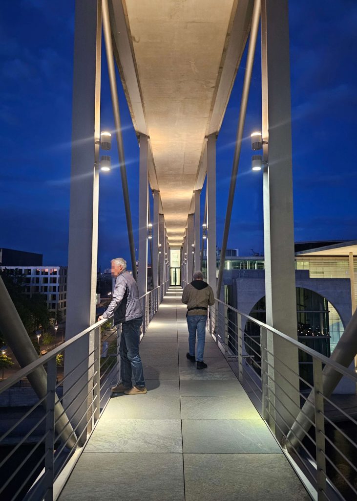 Verbindungsbrücke zwischen Paul-Löbe-Haus und Marie-Elisabeth-Lüders-Haus im Berliner Regierungsviertel
