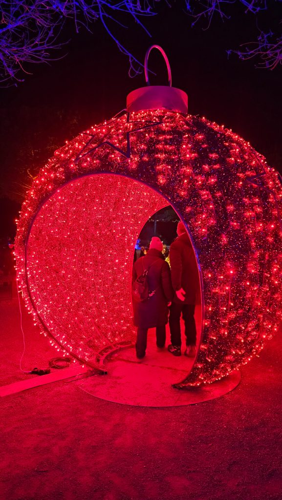 Begehbare rote Christbaumkugel beim Christmas Garden auf der Insel Mainau
