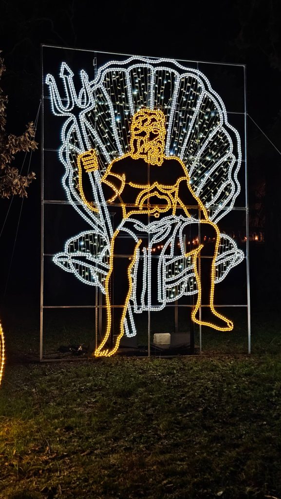 Neptun als leuchtende Lichtinstallation beim Christmas Garden auf der Insel Mainau