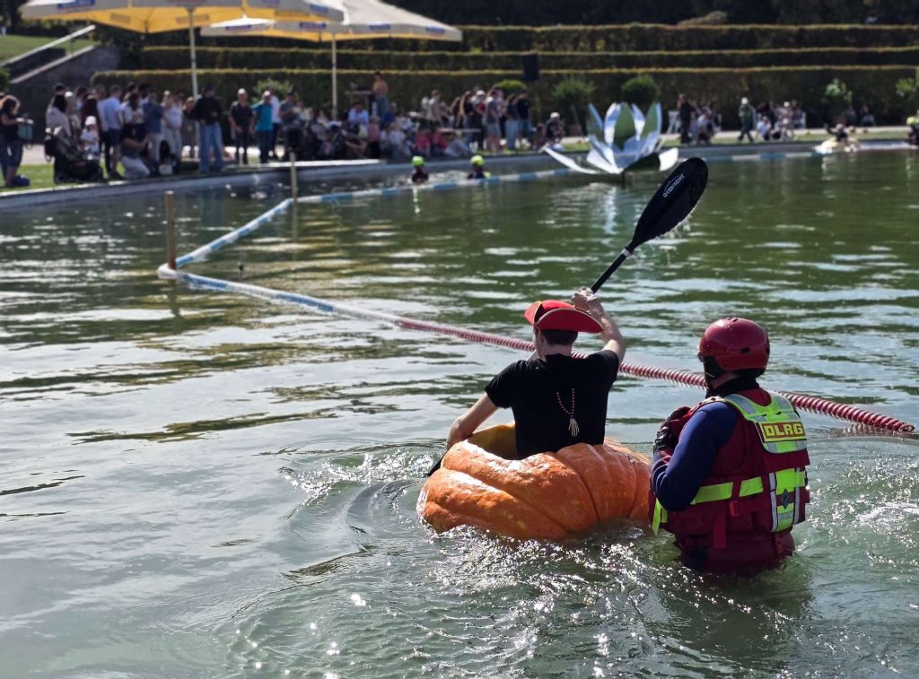 Teilnehmer in einem Kürbisboot bei der Kürbis-Regatta Ludwigsburg mit DLRG-Begleitung