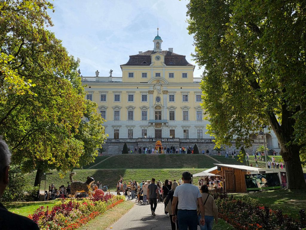 Blick durch das Blühende Barock auf das Residenzschloss Ludwigsburg während der Kürbisausstellung