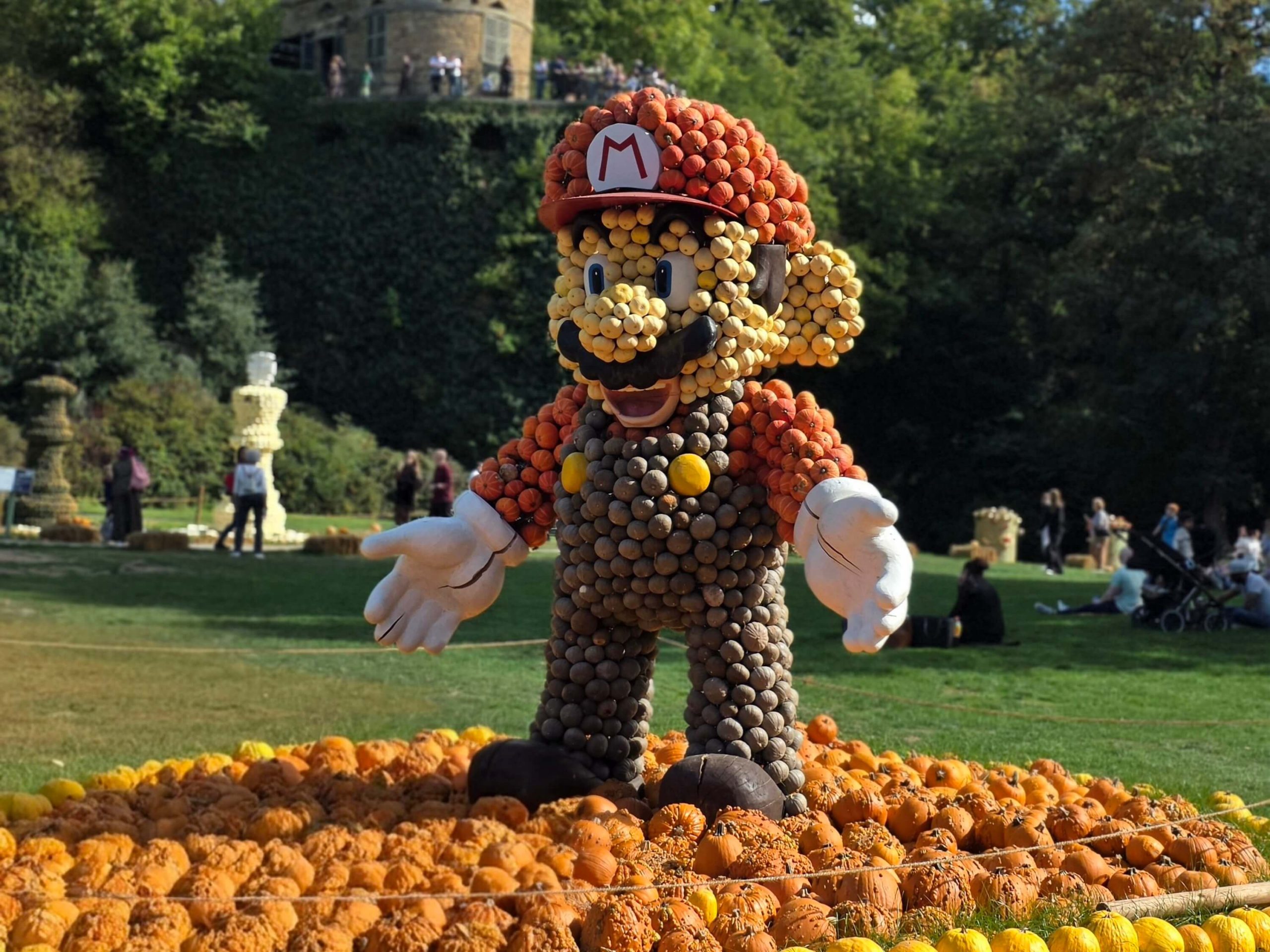Mario-Figur aus Kürbissen bei der Kürbisausstellung Ludwigsburg 2026
