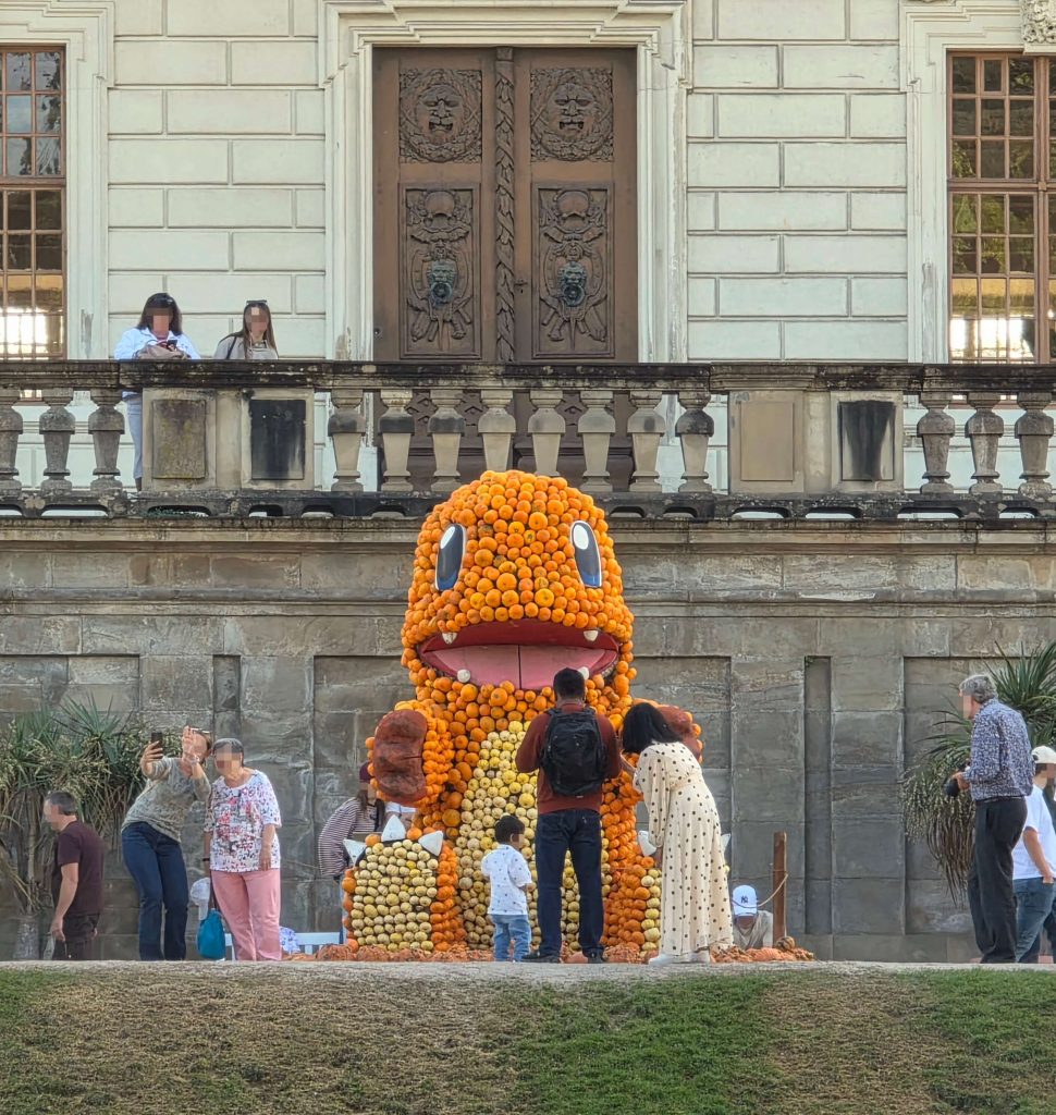 Große orange Kürbisfigur vor dem Residenzschloss Ludwigsburg