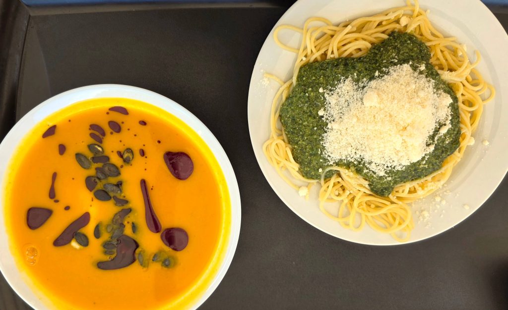 Kürbissuppe mit Maultasche und Spaghetti mit Kürbiskernpesto bei der Kürbisausstellung Ludwigsburg
