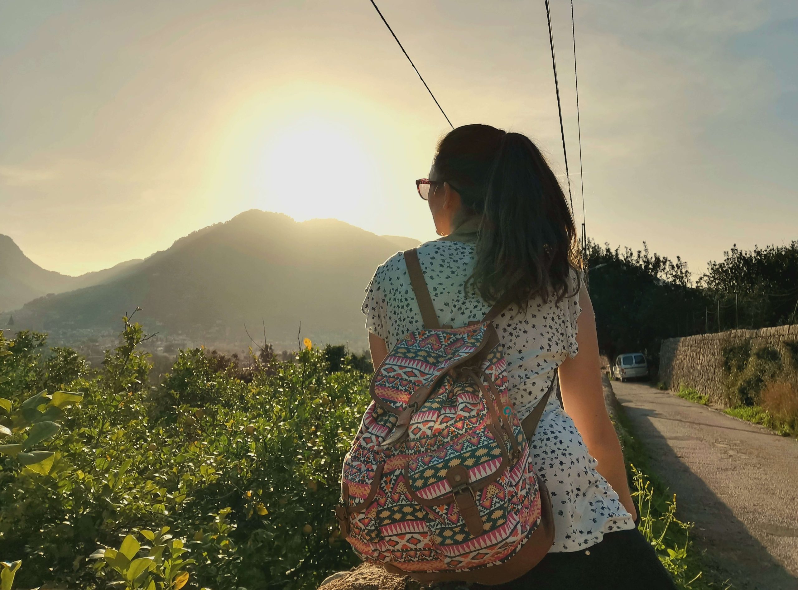 Frau mit Rucksack auf ihrer ersten Solo-Reise auf Mallorca