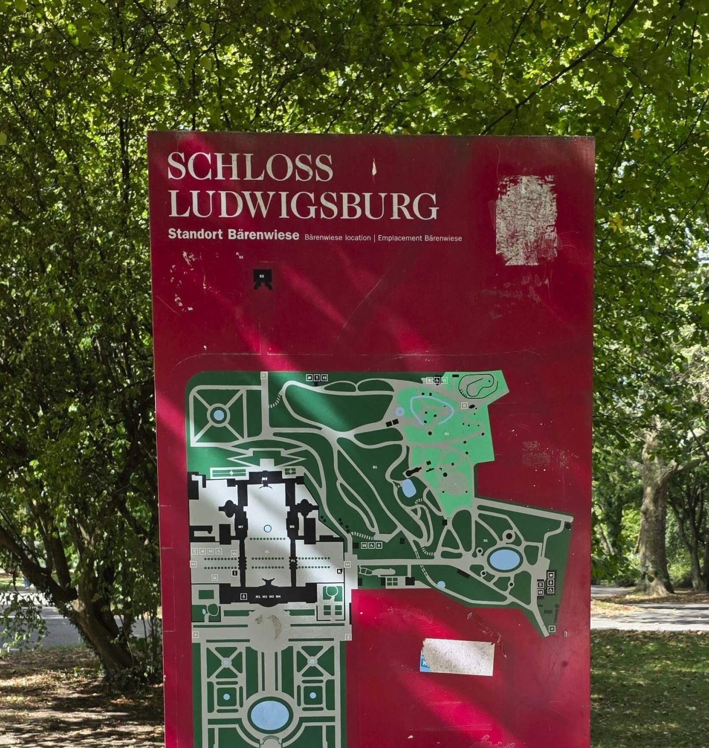 Orientierungsschild am Standort Bärenwiese beim Schloss Ludwigsburg