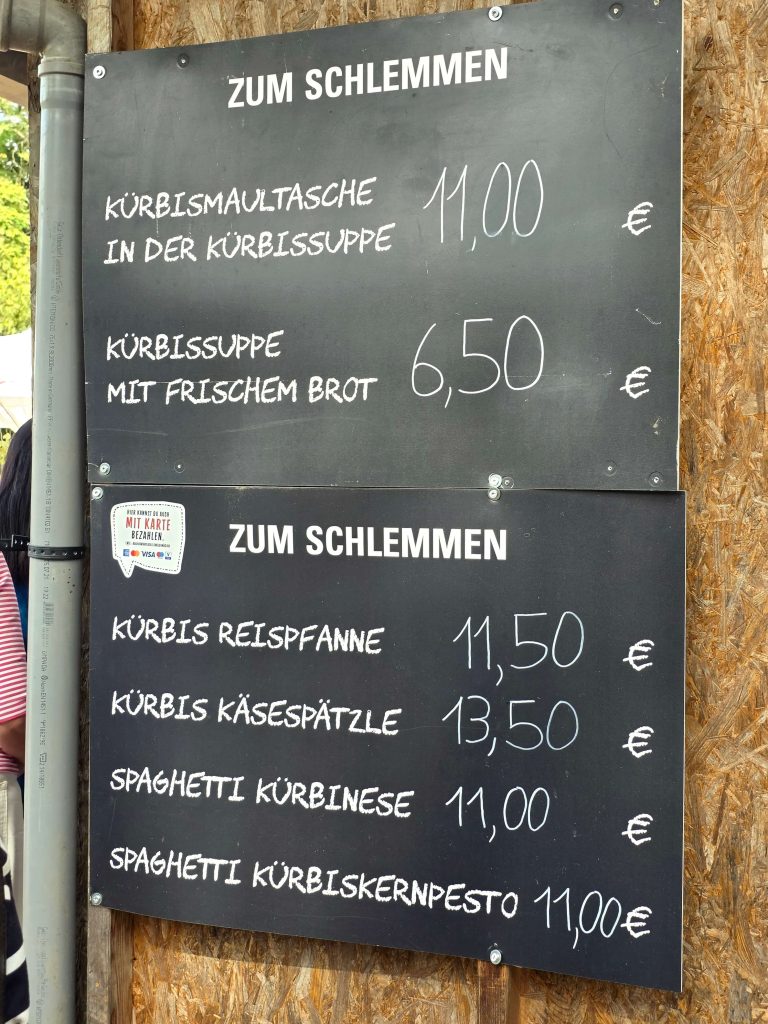 Speisekarte mit Kürbisgerichten bei der Kürbisausstellung Ludwigsburg 2026