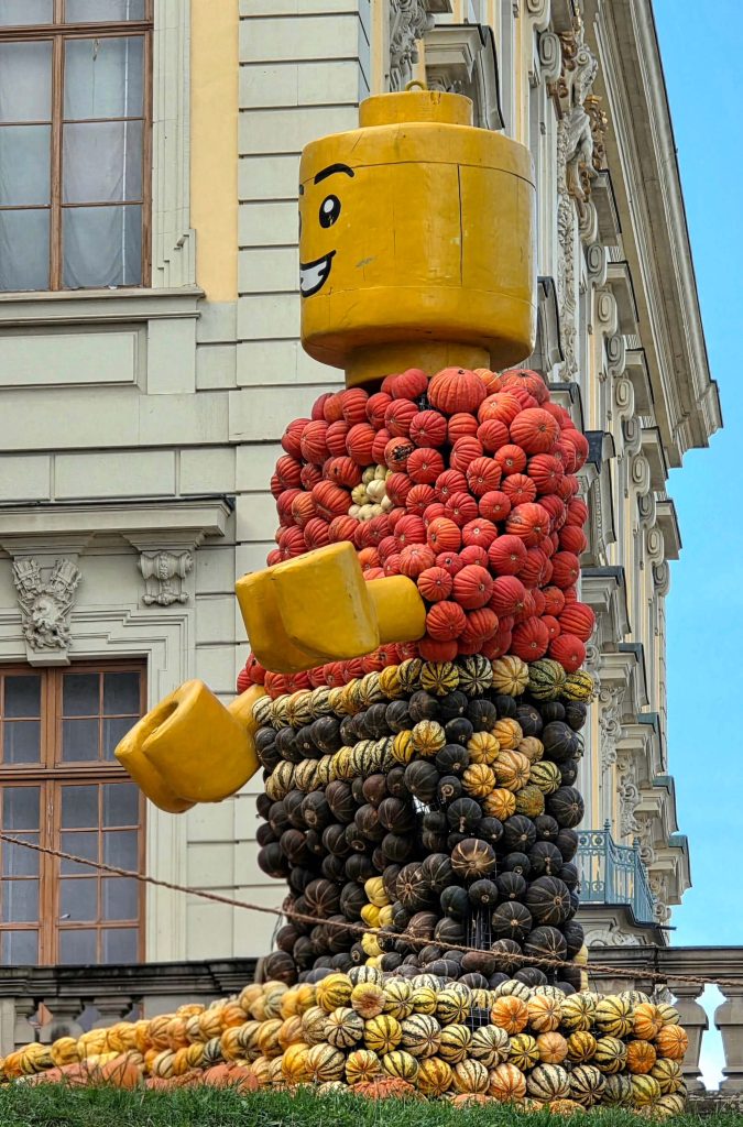 Große Spielfigur aus Kürbissen vor dem Residenzschloss Ludwigsburg