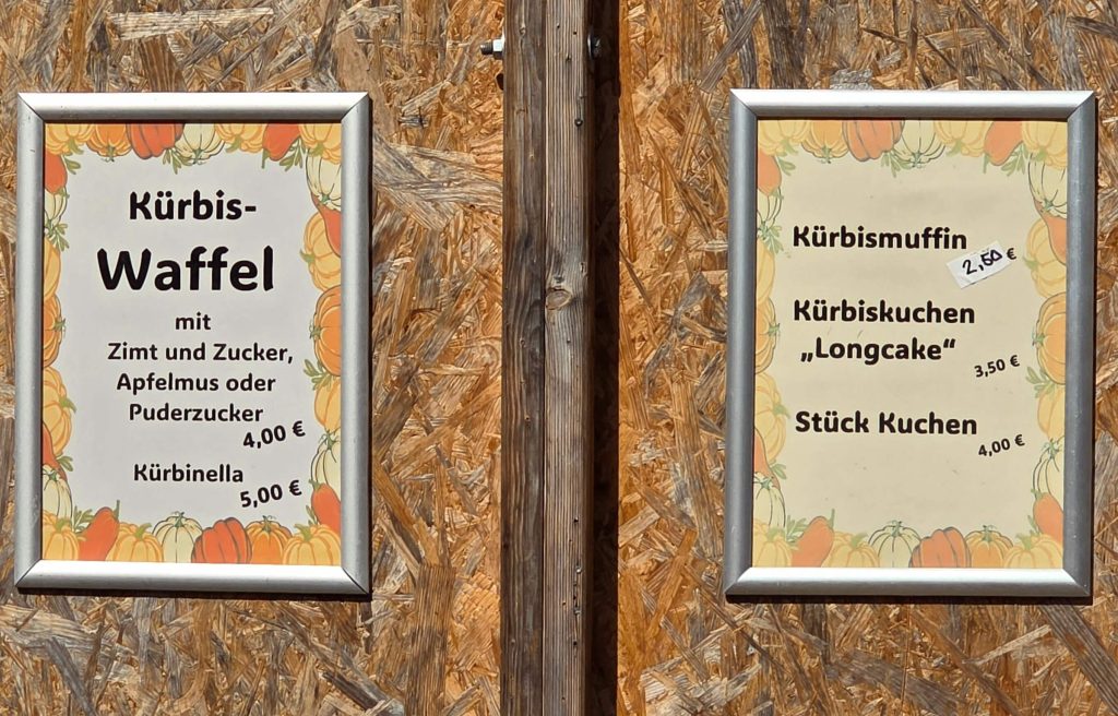 Preistafel für Kürbiswaffeln, Muffins und Kuchen auf der Kürbisausstellung Ludwigsburg 2026